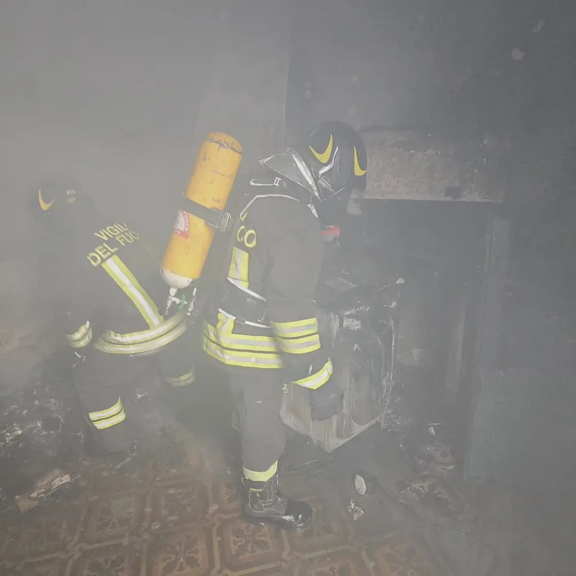 Abitazione devastata da un incendio a Orani: intervento dei Vigili del Fuoco