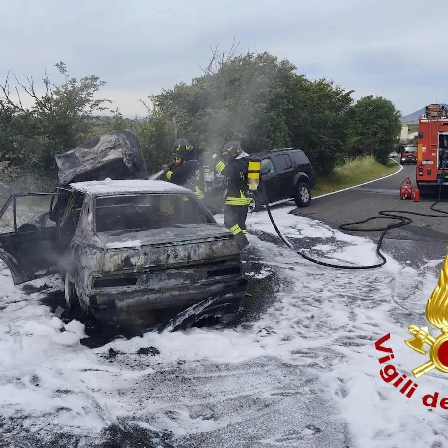Scontro frontale sulla Statale 128 bis a Ozieri, auto prende fuoco