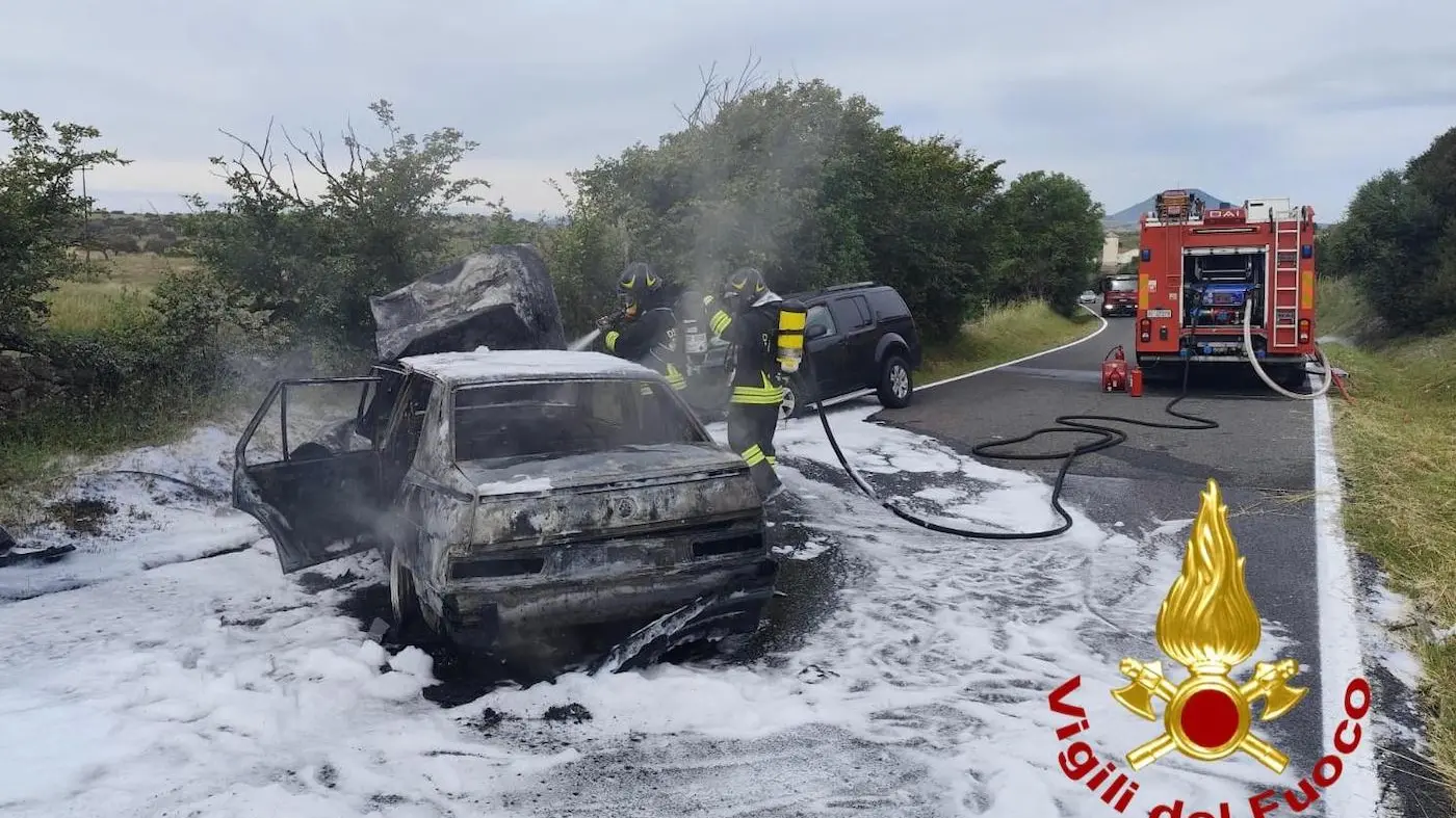 Scontro frontale sulla Statale 128 bis a Ozieri, auto prende fuoco