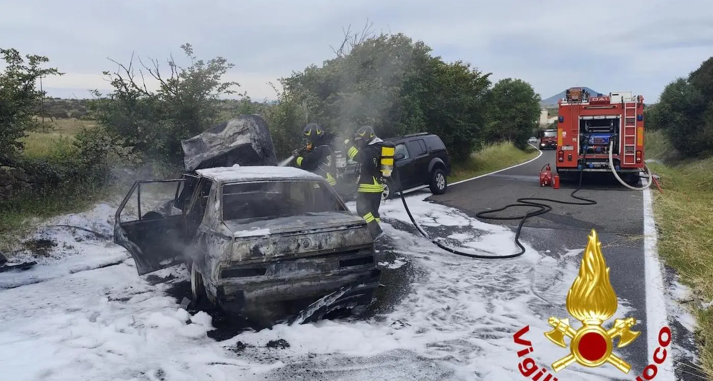 Scontro frontale sulla Statale 128 bis a Ozieri, auto prende fuoco