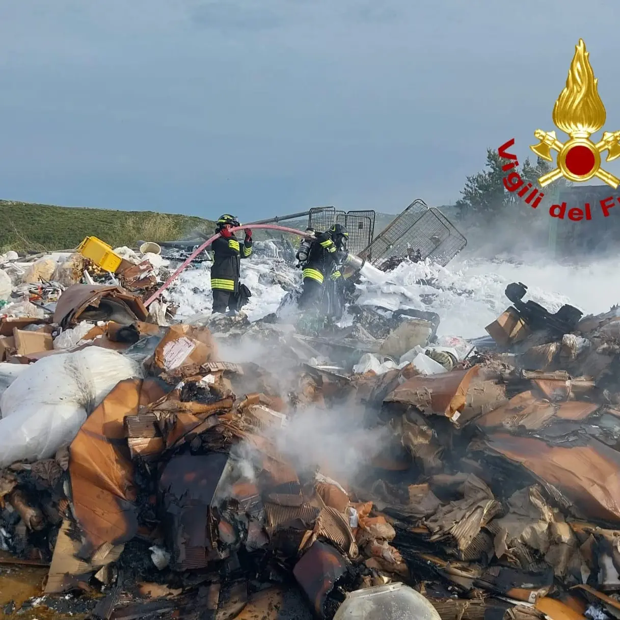 Fiamme in una discarica a Santa Teresa Gallura, i Vigili del fuoco evitano il peggio