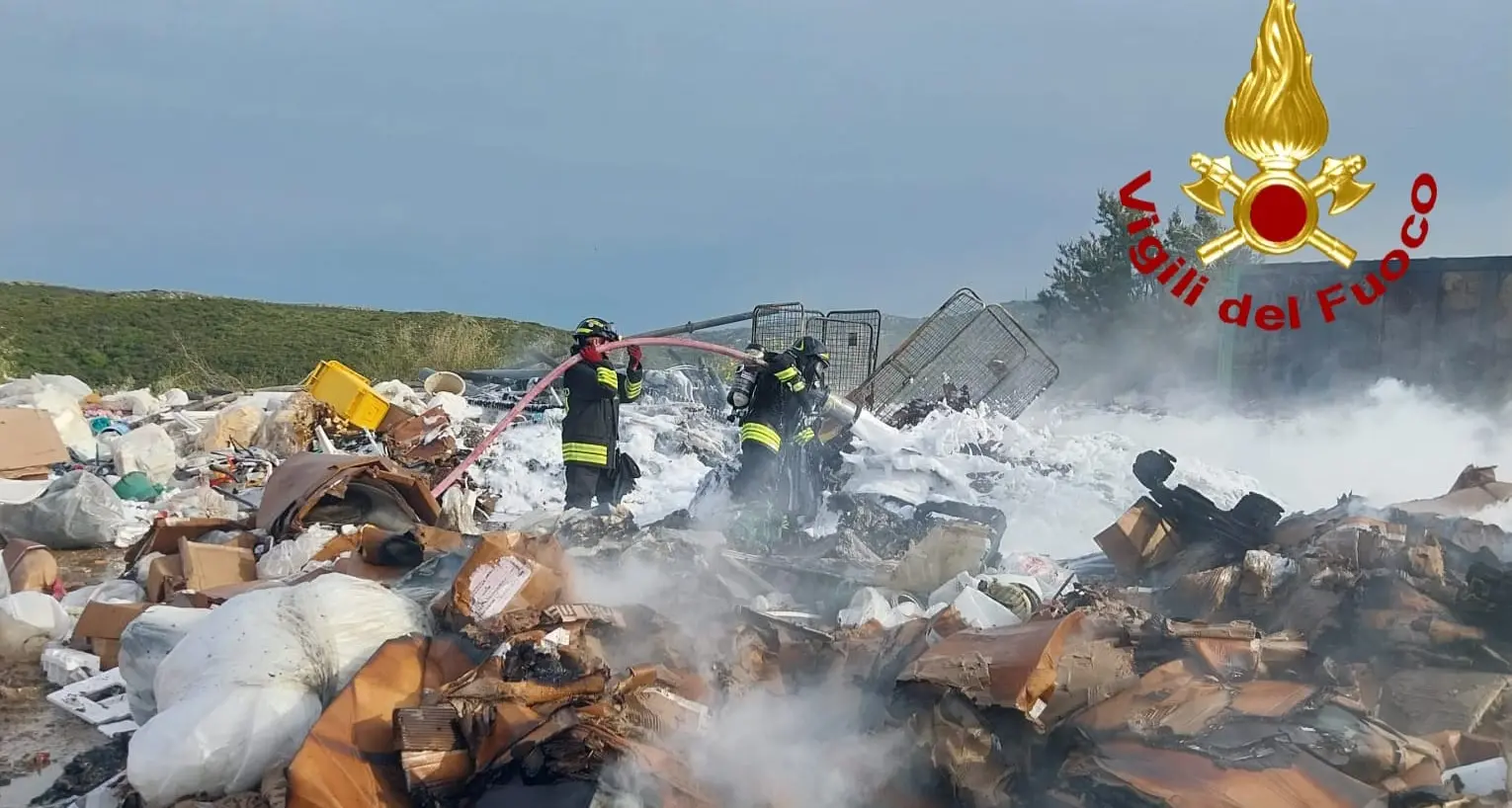 Fiamme in una discarica a Santa Teresa Gallura, i Vigili del fuoco evitano il peggio