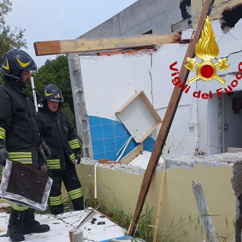 Esplosione in una casa dopo una fuga di gas, uomo in ospedale con l’elisoccorso