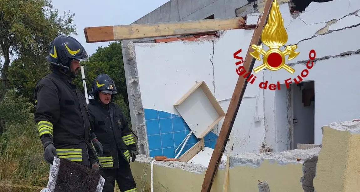 Esplosione in una casa dopo una fuga di gas, uomo in ospedale con l’elisoccorso