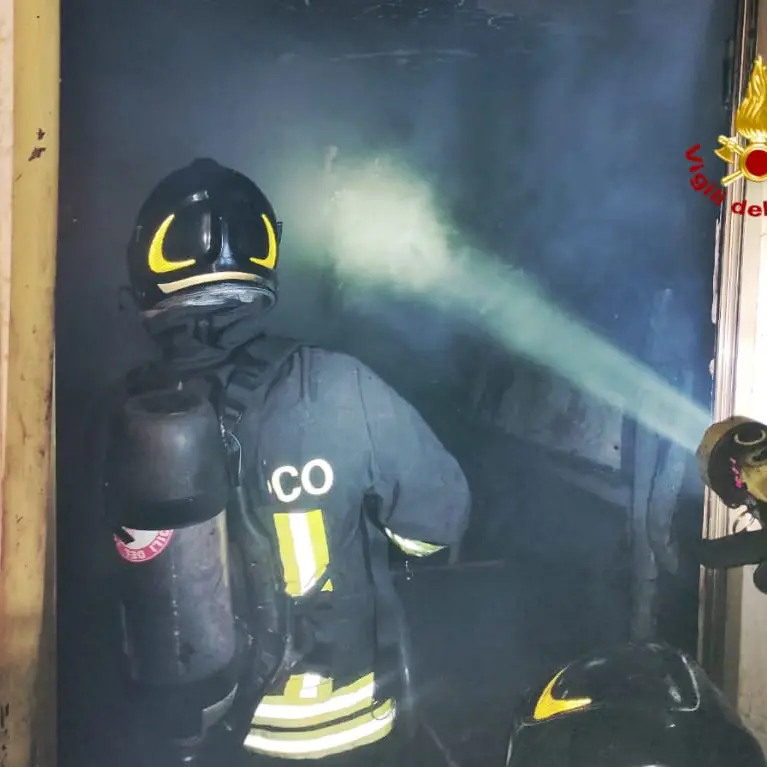 Notte di paura a Cagliari: incendio in una cantina, intervengono i Vigili del Fuoco
