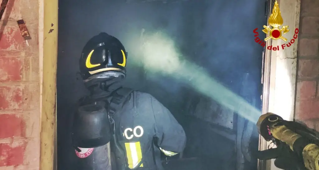 Notte di paura a Cagliari: incendio in una cantina, intervengono i Vigili del Fuoco