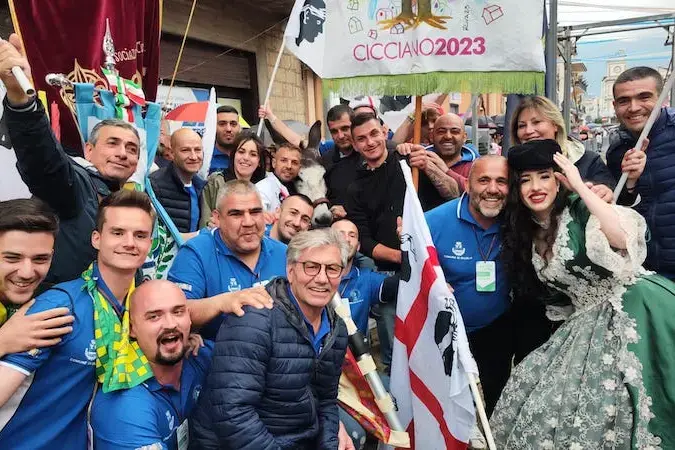 <p>I festeggiamenti per la vittoria del Palio nel 2023</p>\\n