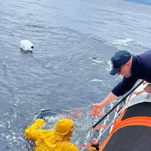 Pescatore cade in mare a San Teodoro: salvato dopo 2 ore in ipotermia dalla Guardia Costiera