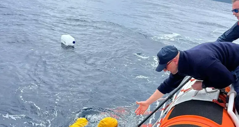 Pescatore cade in mare a San Teodoro: salvato dopo 2 ore in ipotermia dalla Guardia Costiera