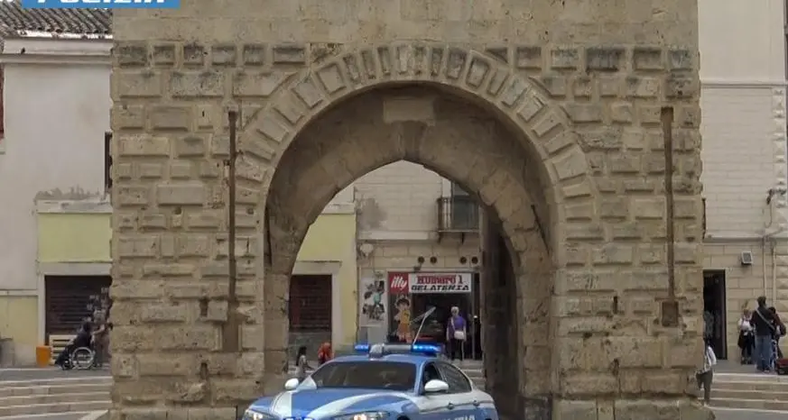 Dopo una serie di episodi criminosi la polizia di Oristano rimpatria due cittadini stranieri