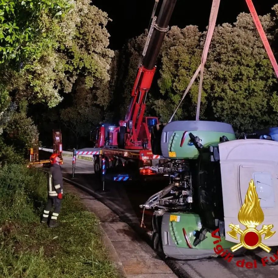 Trattore si ribalta sulla Strada Provinciale 27: traffico in tilt a Villagrande Strisaili
