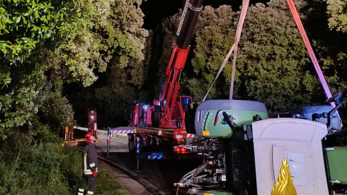 Trattore si ribalta sulla Strada Provinciale 27: traffico in tilt a Villagrande Strisaili