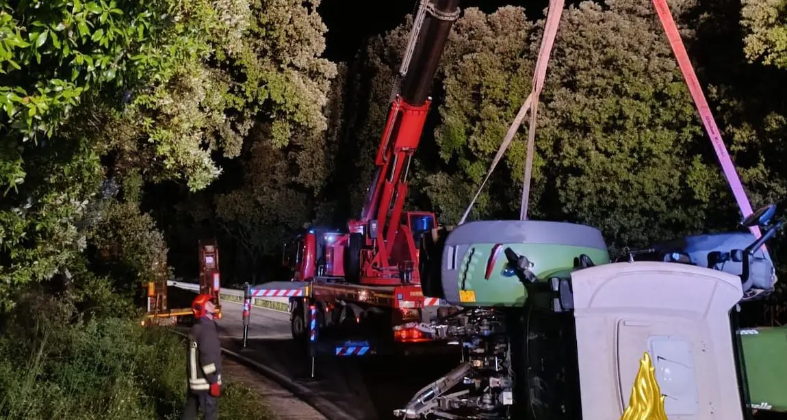 Trattore si ribalta sulla Strada Provinciale 27: traffico in tilt a Villagrande Strisaili