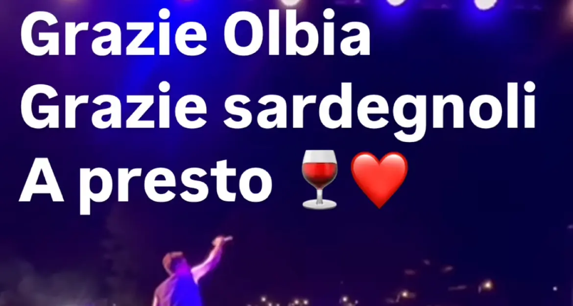 \"Grazie sardegnoli\", mega gaffe di Fabrizio Moro dopo il concerto a Olbia: è polemica