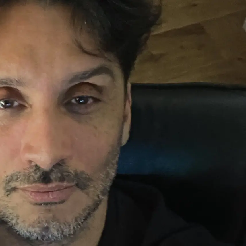 \"Sardegnoli\": Fabrizio Moro spiega la gaffe e si scusa con i sardi dopo il concerto a Olbia