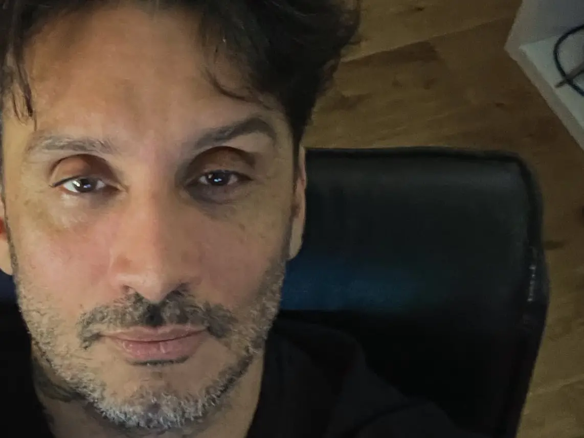 \"Sardegnoli\": Fabrizio Moro spiega la gaffe e si scusa con i sardi dopo il concerto a Olbia