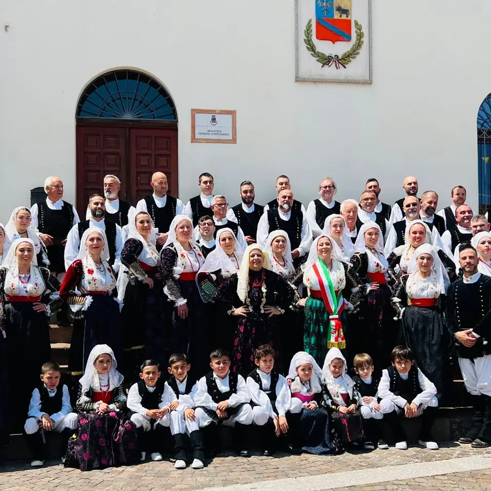 Putifigari celebra Nostra Segnora de S’Ena Frisca: la sindaca Contini in abito tradizionale con la comunità