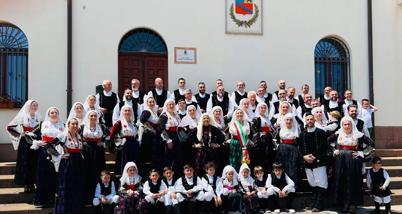 Putifigari celebra Nostra Segnora de S’Ena Frisca: la sindaca Contini in abito tradizionale con la comunità