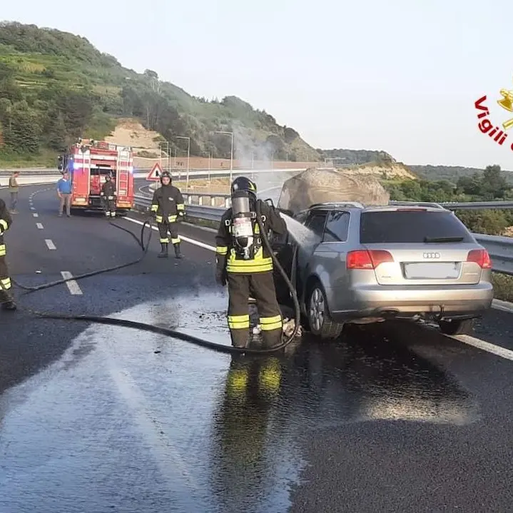 Auto in fiamme sulla 131: traffico bloccato al bivio di Bonorva