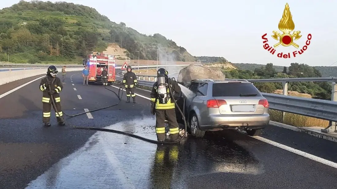 Auto in fiamme sulla 131: traffico bloccato al bivio di Bonorva
