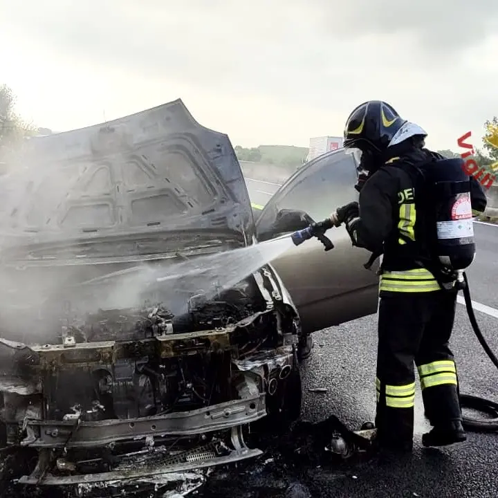 Stava percorrendo la 131 quando ha visto uscire fumo dal motore: auto in fiamme a Sardara
