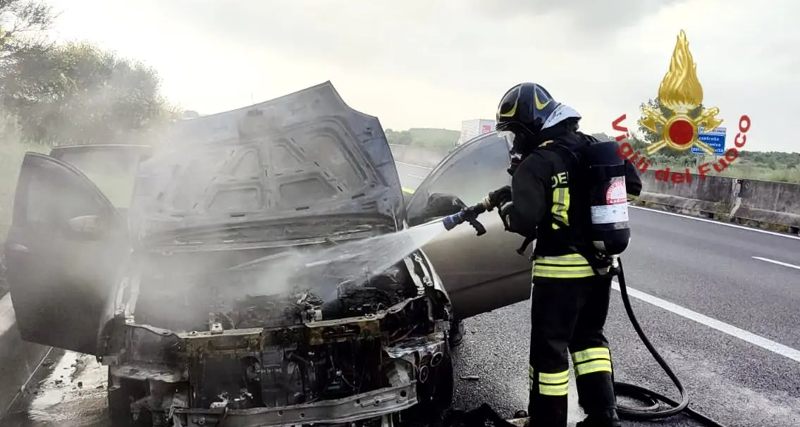 Stava percorrendo la 131 quando ha visto uscire fumo dal motore: auto in fiamme a Sardara