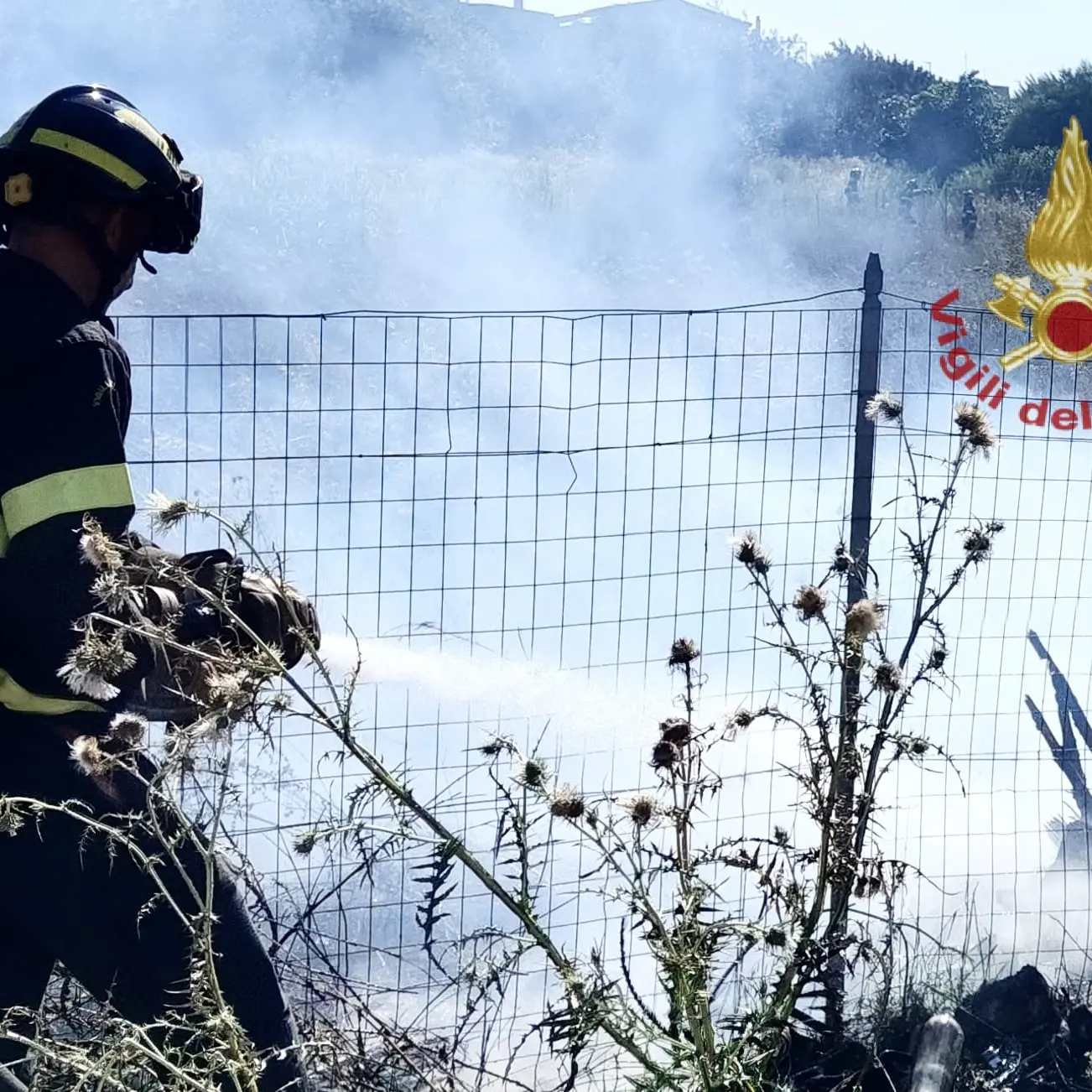 Quartu Sant'Elena, fiamme vicino alle case: paura in via Giotto