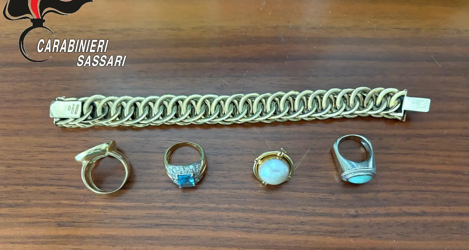 Ruba a un'anziana gioielli da 10mila euro, poi va al compro oro e i carabinieri lo incastrano