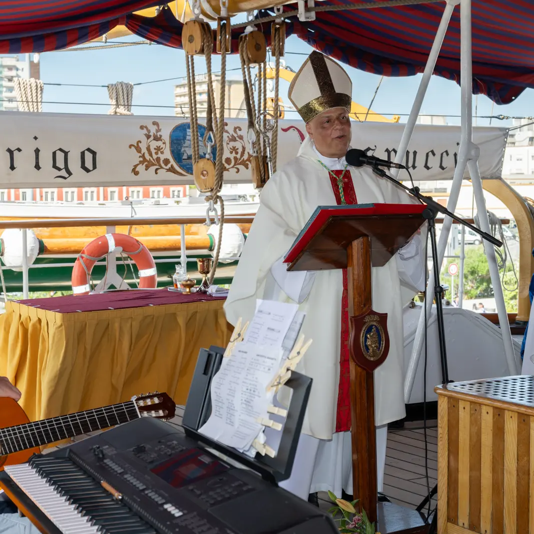 Cagliari. A bordo della nave Vespucci la prima messa dell'ordinario militare Monsignor Saba