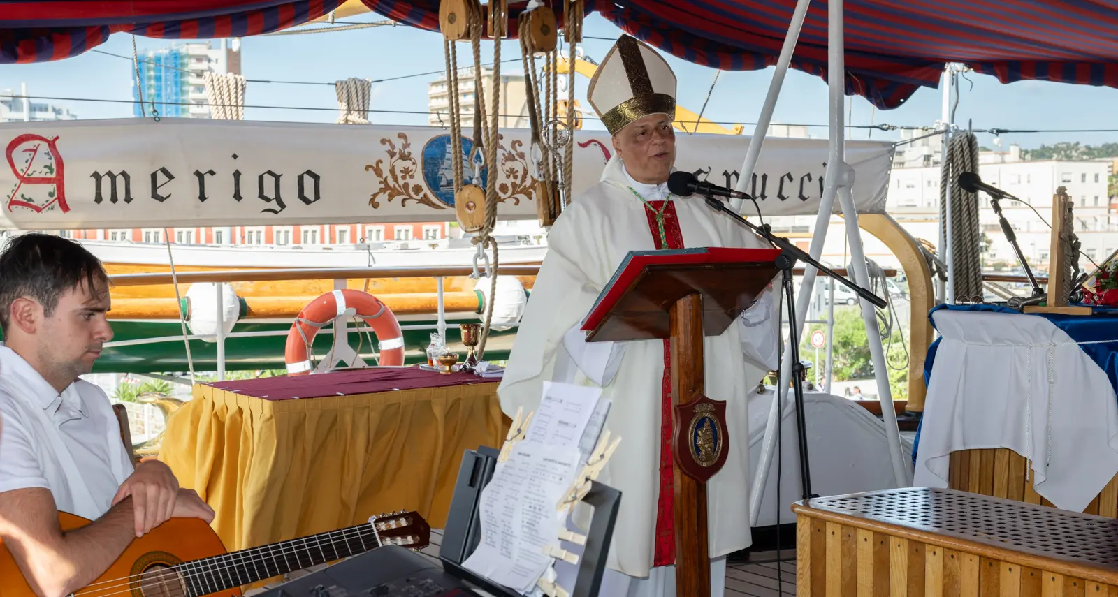 Cagliari. A bordo della nave Vespucci la prima messa dell'ordinario militare Monsignor Saba