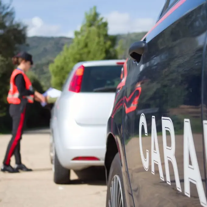 Inseguimento notturno a tutta velocità a Cardedu: denunciato automobilista ubriaco