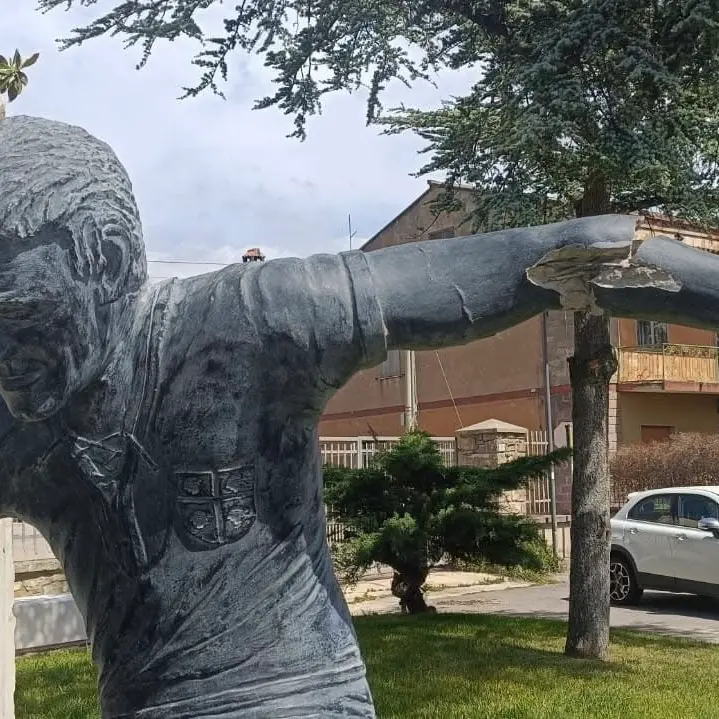 Statua di Gigi Riva vandalizzata a Mandas: responsabile si pente e paga il restauro