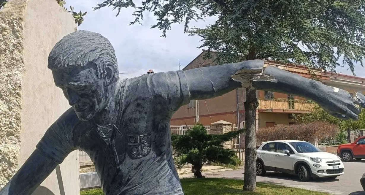Statua di Gigi Riva vandalizzata a Mandas: responsabile si pente e paga il restauro