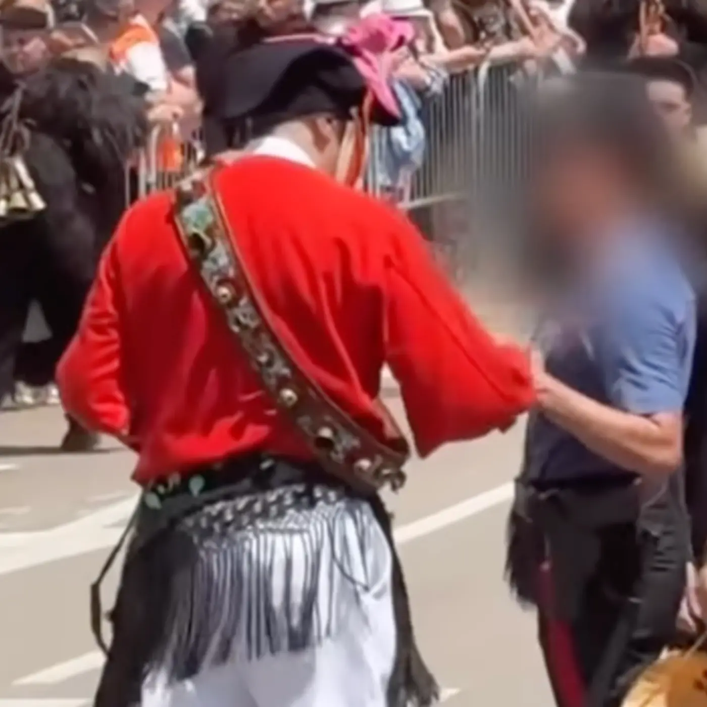 Cavalcata Sarda. Issohadore di Mamoiada prende al lazo carabiniera, ma lei non apprezza | IL VIDEO