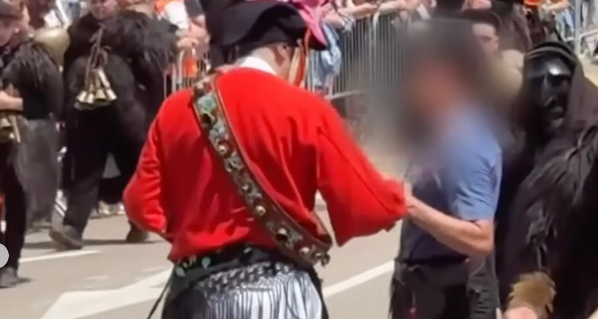 Cavalcata Sarda. Issohadore di Mamoiada prende al lazo carabiniera, ma lei non apprezza | IL VIDEO