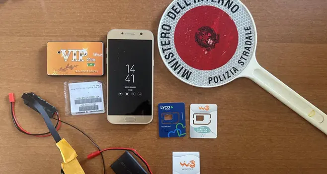 Truffa agli esami di guida a Sassari: scoperti due candidati con telefoni e router wi-fi