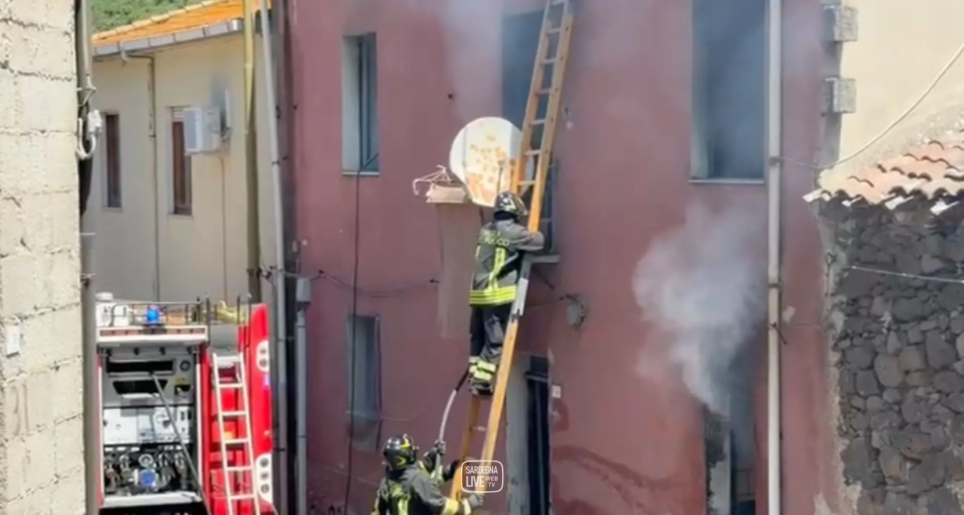 Fiamme in una casa del centro storico: paura ad Aidomaggiore, salvi marito e moglie