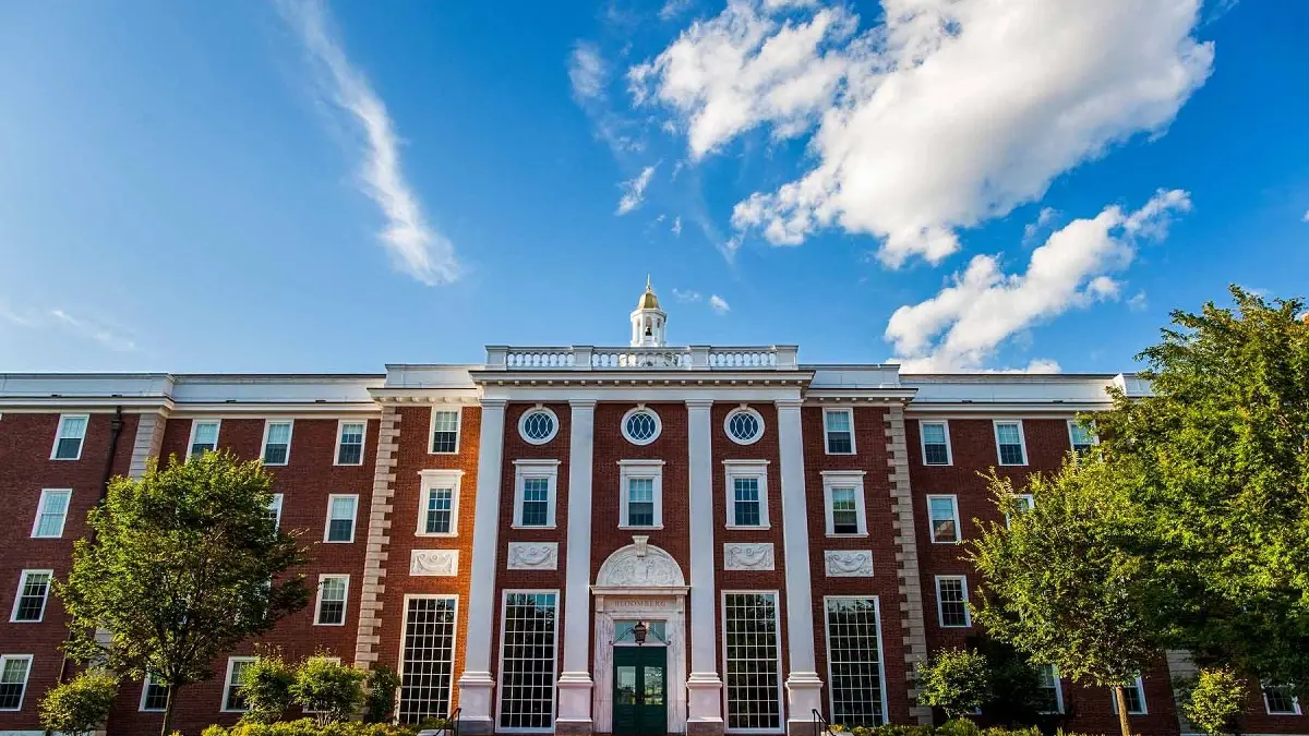 Trump contro Harvard: avviato il ritiro dal programma per studenti internazionali