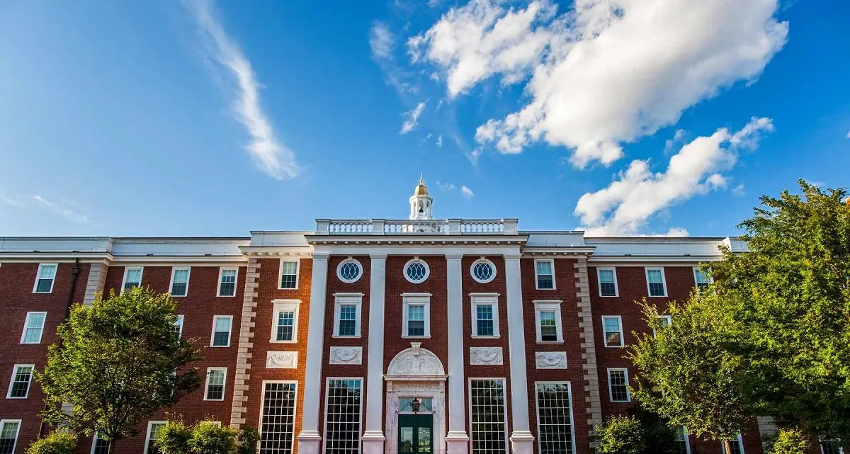 Trump contro Harvard: avviato il ritiro dal programma per studenti internazionali