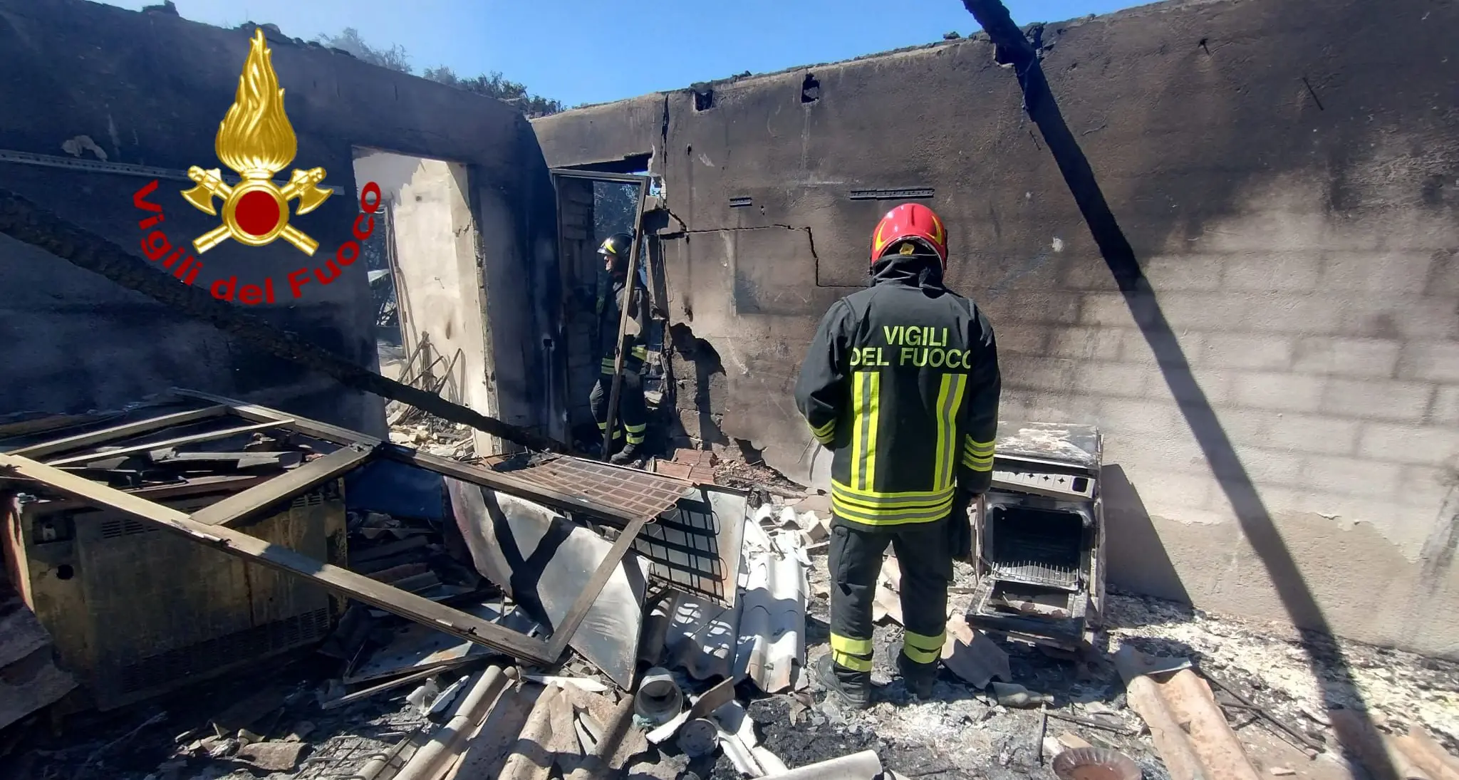 Guasto elettrico e bombola GPL esplosa: casolare devastato da un incendio a Orosei