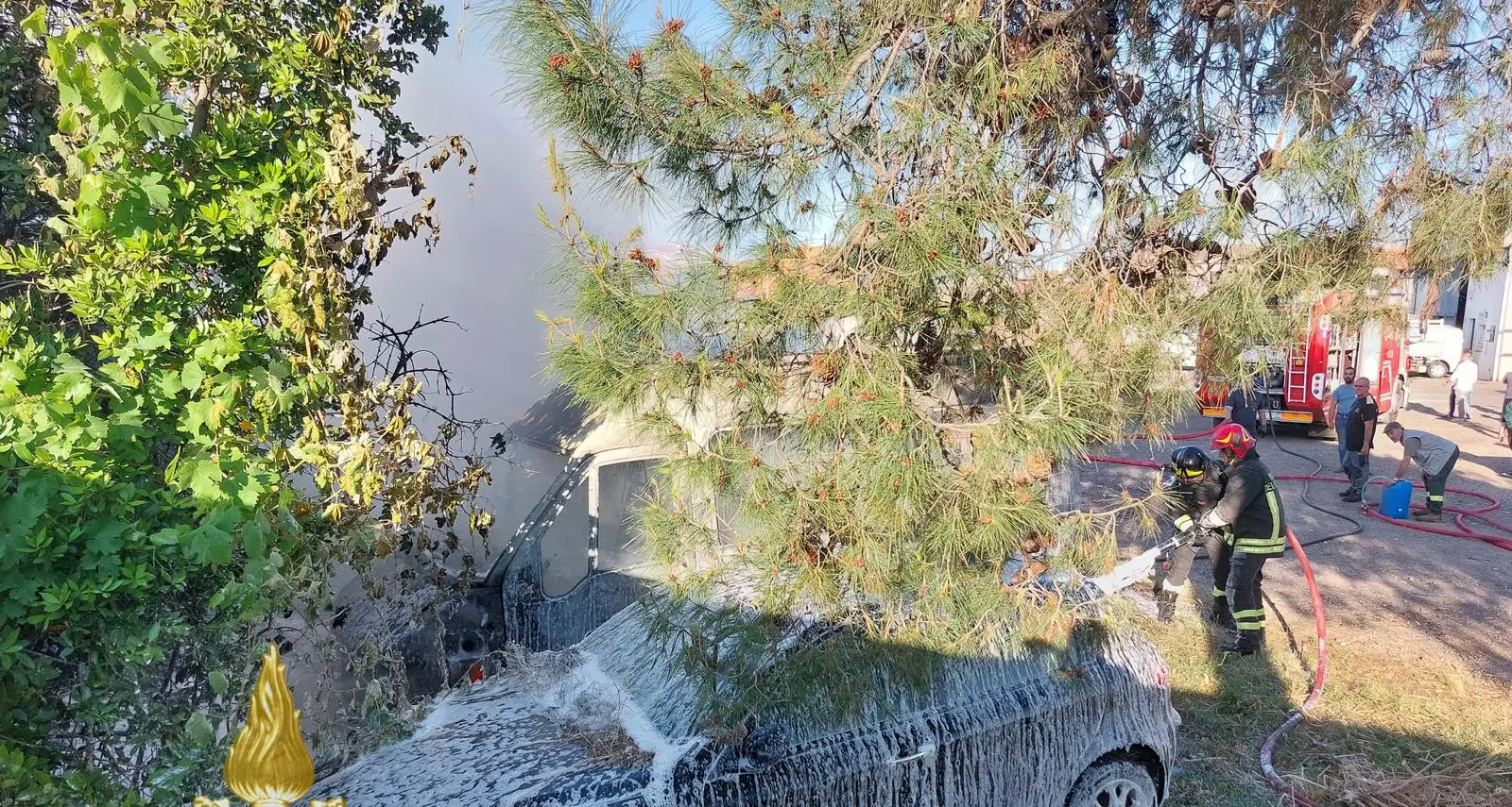 Vasto incendio ad Abbasanta: veicoli in fiamme vicino alla stazione ferroviaria