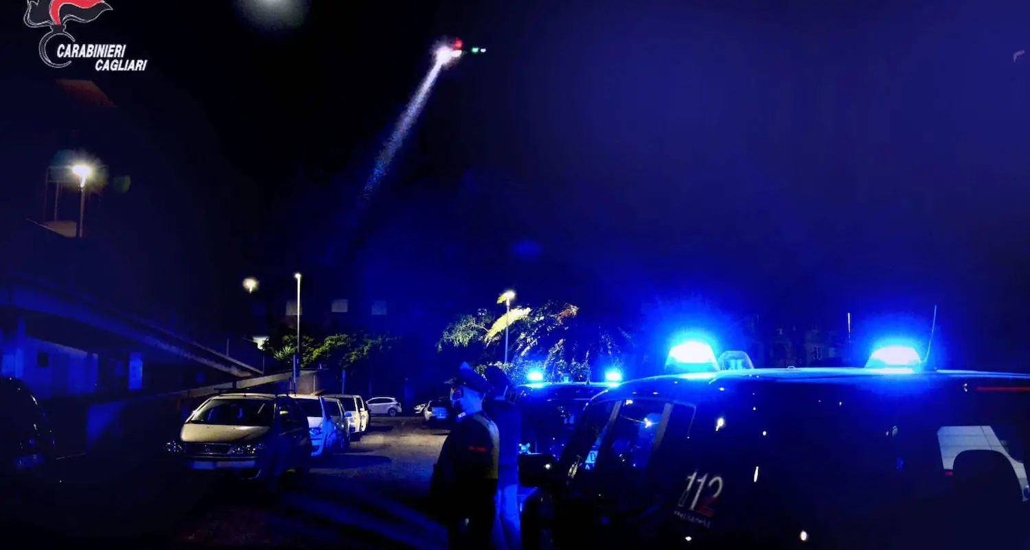 Maxi rissa nella notte a Cagliari, 29enne ferito con cocci di bottiglia