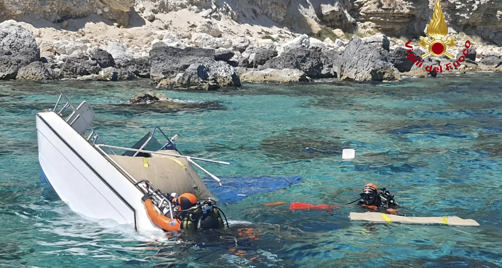 Barca si rovescia tra Cala Fighera e Marina Piccola, quattro persone in salvo