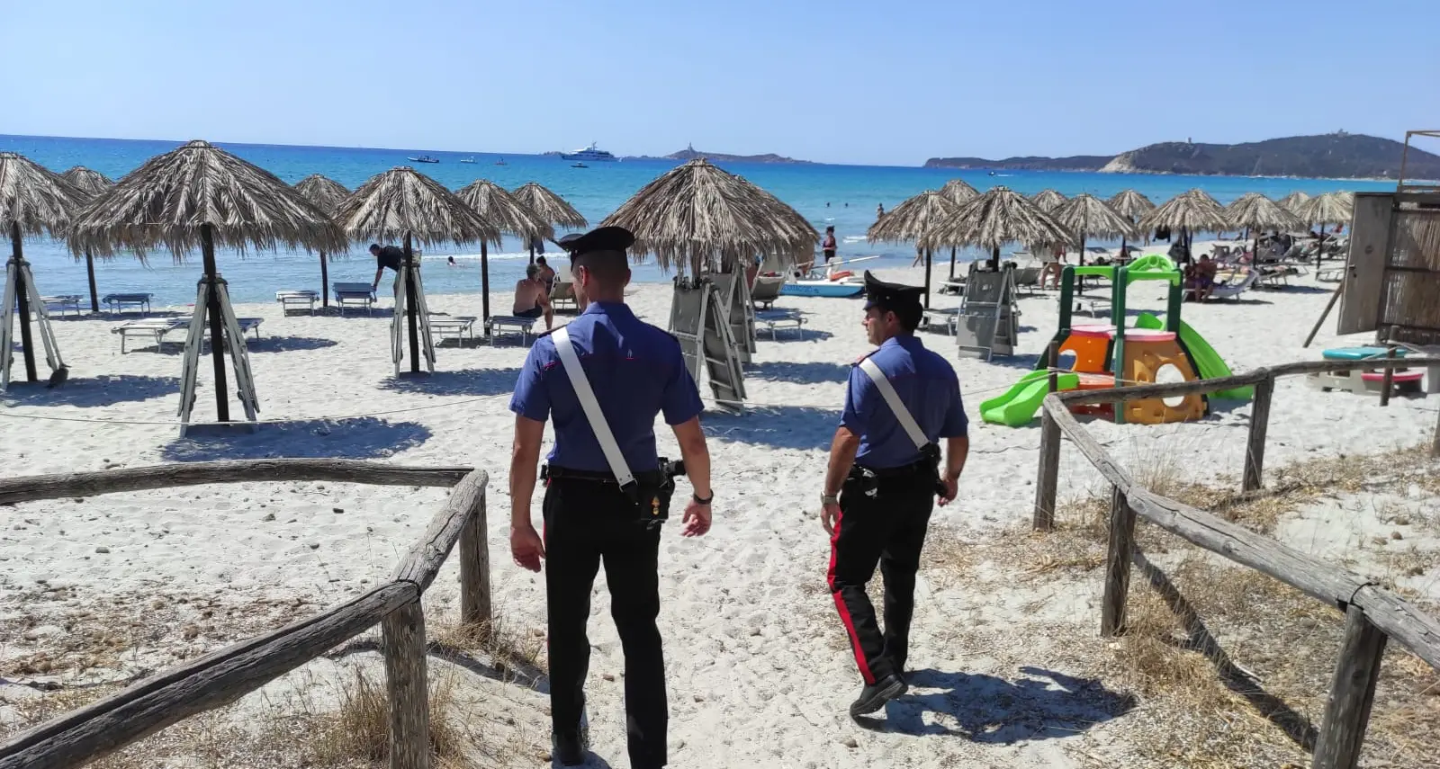 Turista derubato al Poetto: recuperati i bagagli grazie a un GPS nella valigia