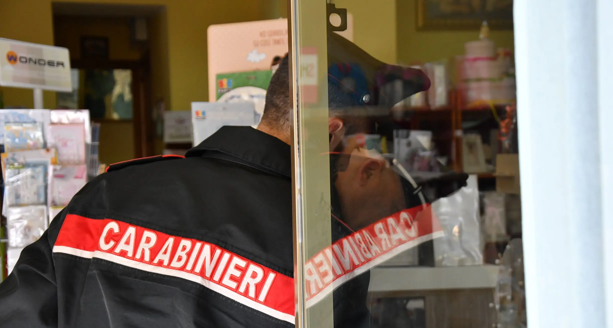 Violenta aggressione in centro a Cagliari: commerciante ferito