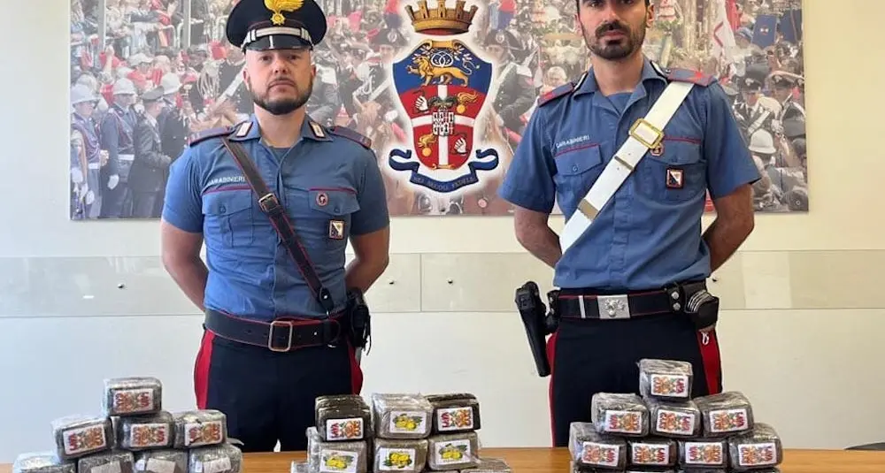 170 panetti di hashish in un pacco pronto per essere spedito: sequestro a Cagliari