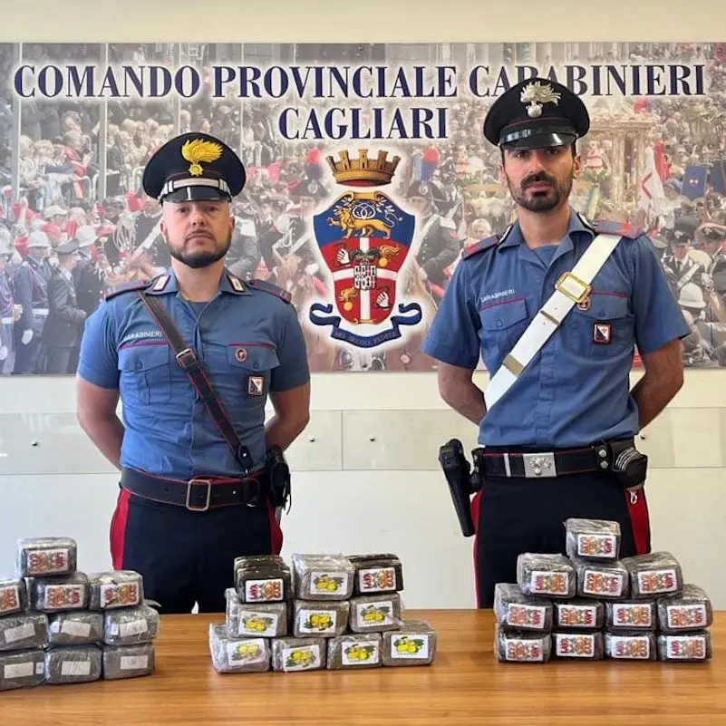 170 panetti di hashish in un pacco pronto per essere spedito: sequestro a Cagliari