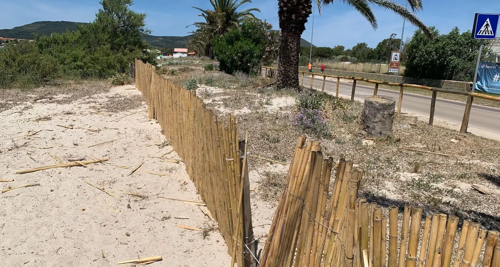 Vandali in azione ad Alghero: distrutte le nuove staccionate nella spiaggia di Maria Pia