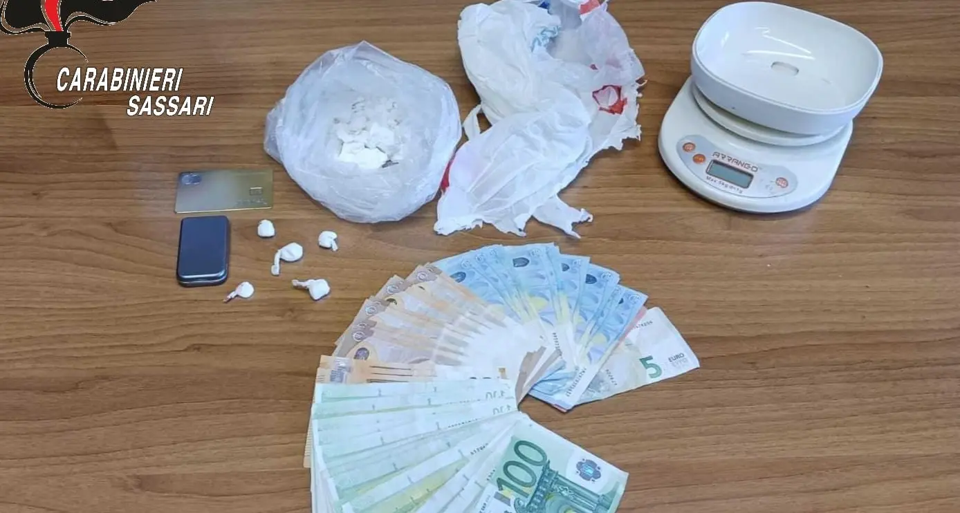 Blitz antidroga a Ossi: sequestrati cocaina e materiale per spaccio, una coppia in arresto