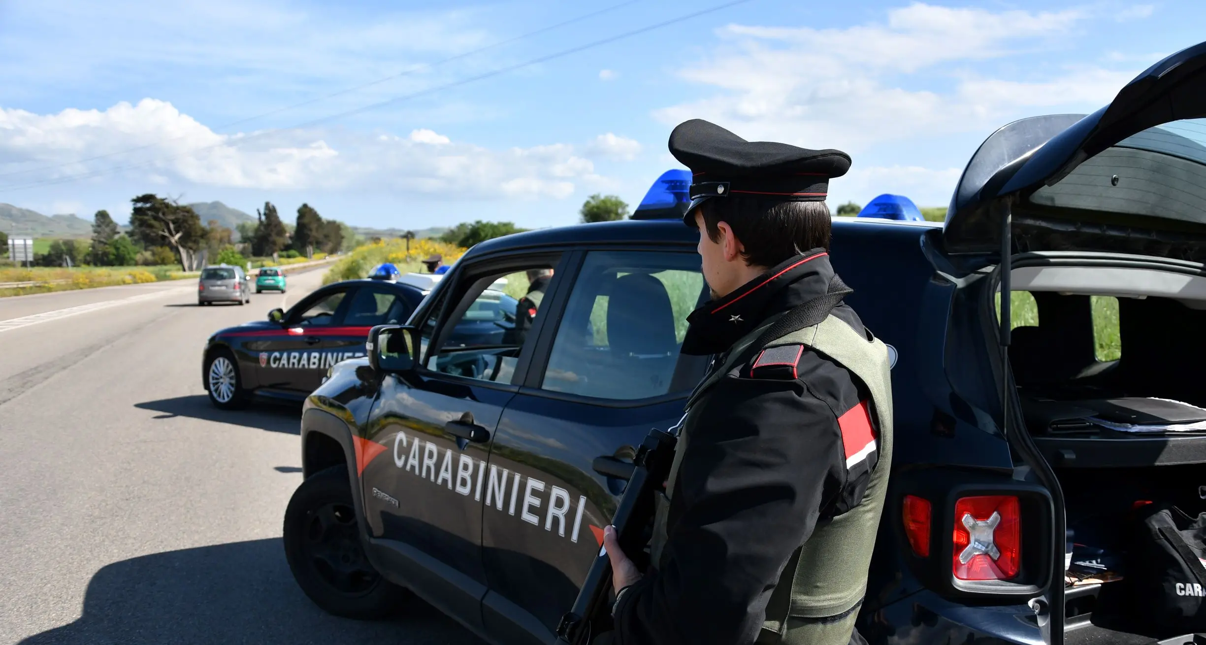Sorpresi mentre cercano di forzare la cassa automatica in un parcheggio a Cagliari: arrestati